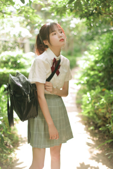 憋尿按压小腹肚子不让尿出来